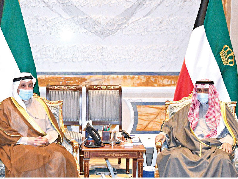 الامير مستقبلاً نائب رئيس مجلس الوزراء وزير الدفاع الشيخ حمد الجابر أمس