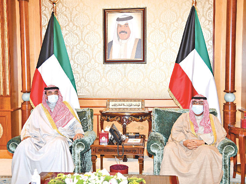 سمو ولي العهد الشيخ مشعل الأحمد مستقبلاً  رئيس مجلس الوزراء سمو الشيخ صباح الخالد أمس