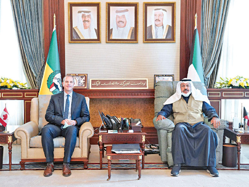  نائب رئيس الحرس الوطني الفريق أول متقاعد الشيخ أحمد النواف مستقبلا سفير كندا أمس