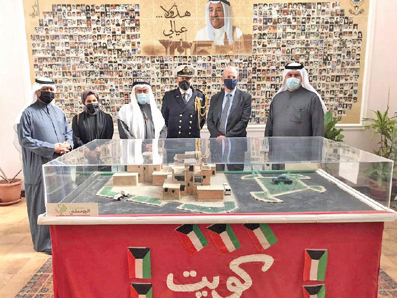 السفير البريطاني خلال زيارة المتحف