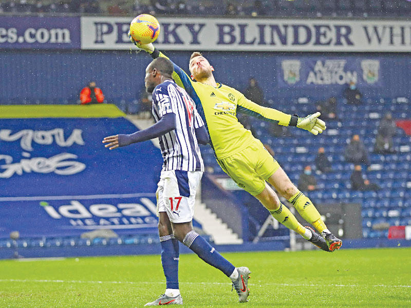 دي خيا حارس مرمى مان يونايتد يتصدى لإحدى الفرص