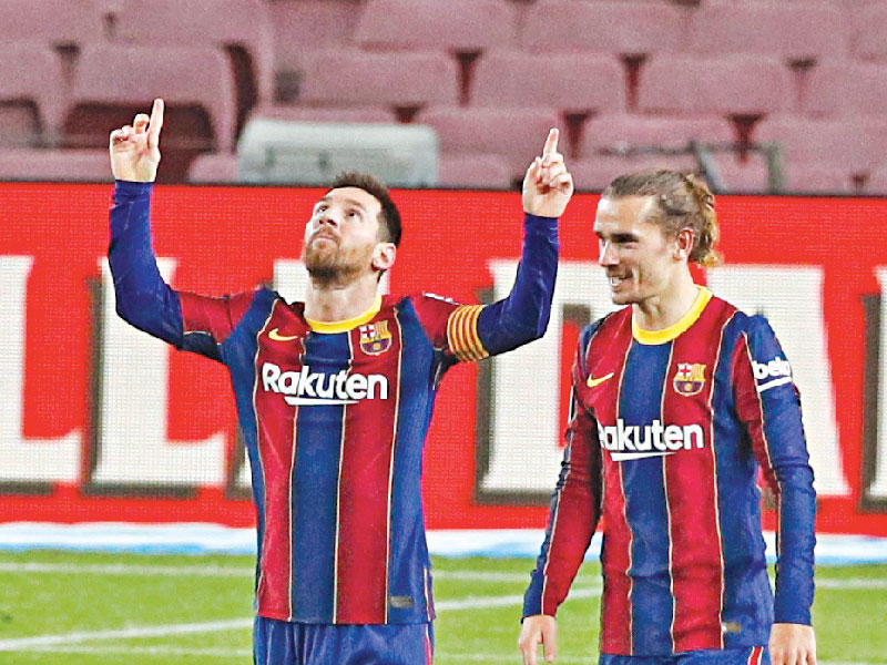 ميسي نجم برشلونة يحتفل بالهدف الرابع