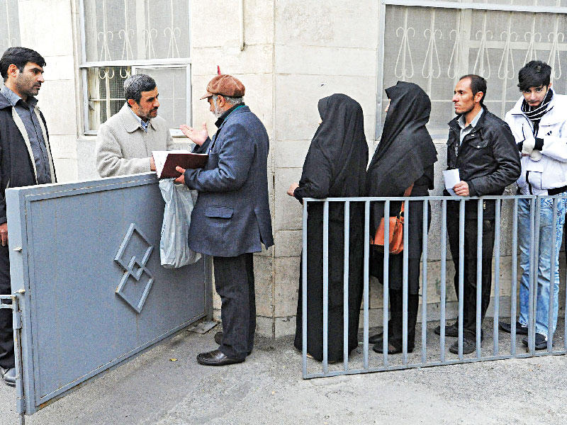 الرئيس السابق محمود أحمدي نجاد يستمع الى شكاوى إيرانيين أمام منزله في «ميدان 72» بمنطقة نارمك شرق طهران