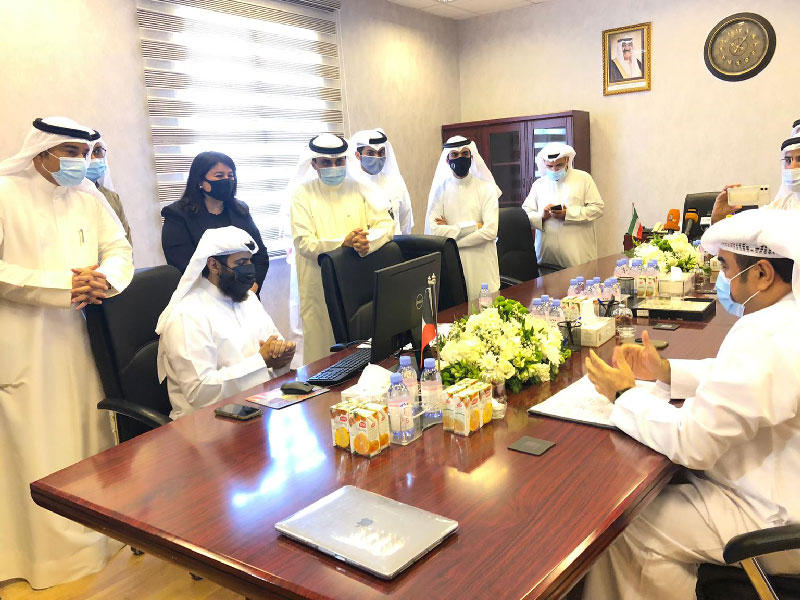 وزيرة الأشغال وزيرة الدولة لشؤون البلدية د. رنا الفارس والمدير العام لبلدية الكويت م. أحمد المنفوحي خلال تدشين إصدار الوثيقة العقارية للوحدات السكنية عبر «الأونلاين»