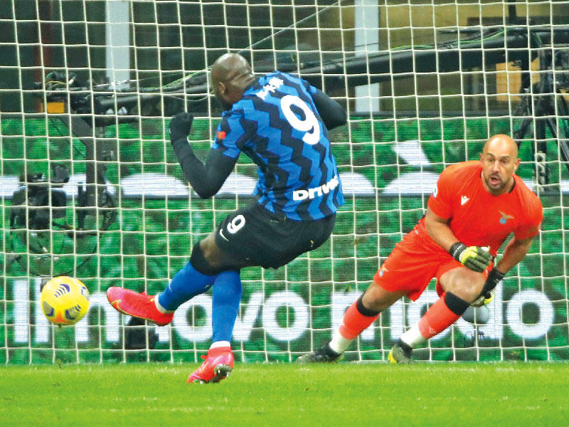 روميلو لوكاكو نجم الإنتر يسجل الهدف الأول