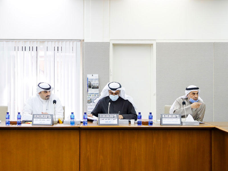 رئيس اللجنة النائب د. خالد العنزي متوسطاً الساير والطريجي في اجتماع لجنة الشؤون التشريعية والقانونية البرلمانية أمس