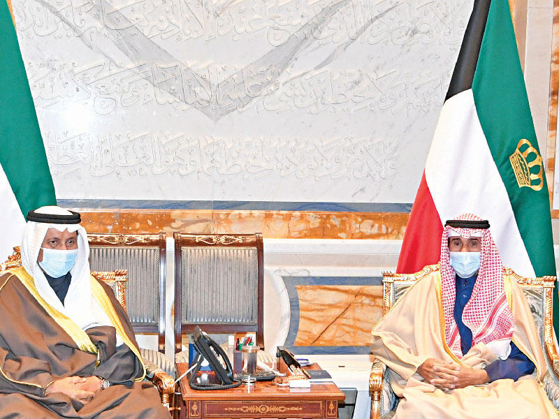 صاحب السمو أمير البلاد الشيخ نواف الأحمد مستقبلاً سمو الشيخ جابر المبارك أمس