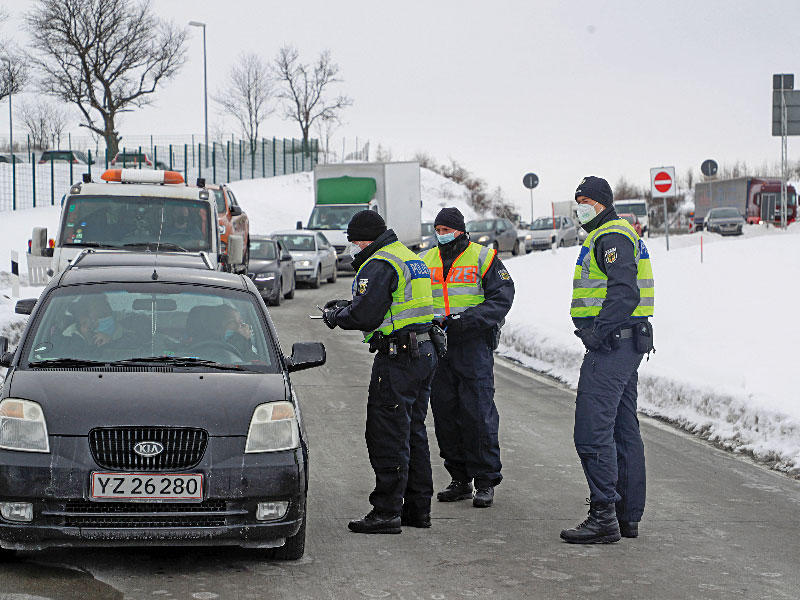 شرطيون ألمان يدقّقون بأوراق أحد الركّاب على الحدود مع التشيك أمس       (رويترز)