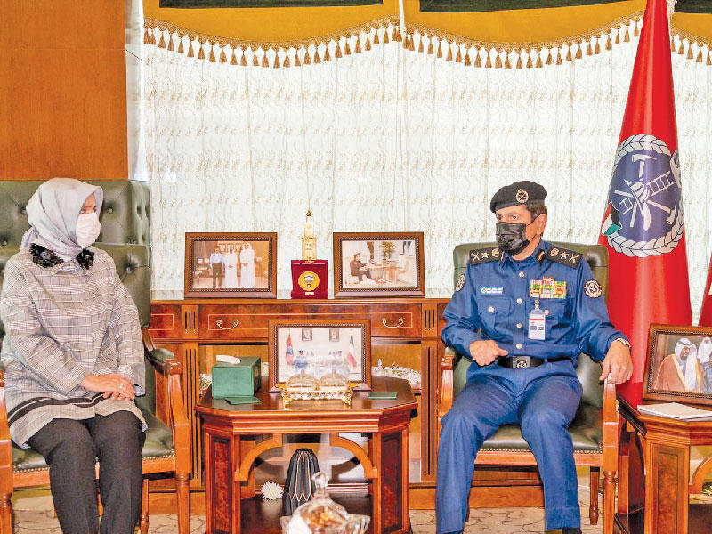 رئيس قوة الإطفاء العام الفريق، خالد المكراد مستقبلا السفيرة التركية 