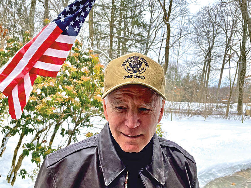 الرئيس الأميركي جو بايدن يعتمر قبعة أهدتها له حفيدته نعومي بمناسبة «يوم الرؤساء» الذي يصادف يوم 22 فبراير من كل عام (تويتر)