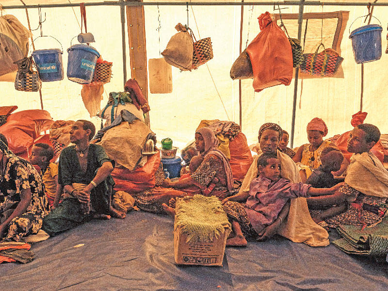 مهجرون من تيغراي في أحد مخيمات النازحين (أ ف ب)