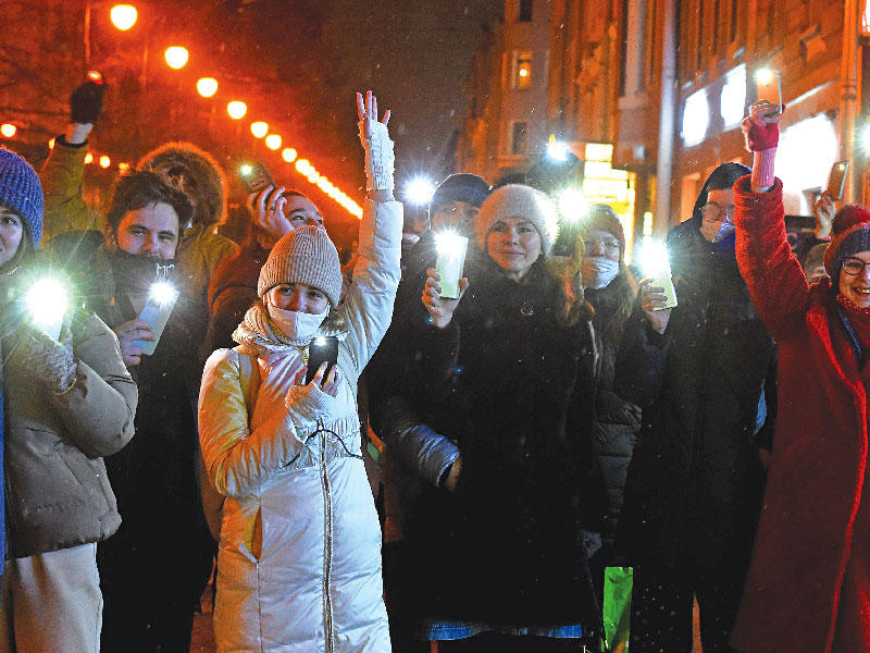 أنصار أليكسي نافالني وهم يحملون المصابيح