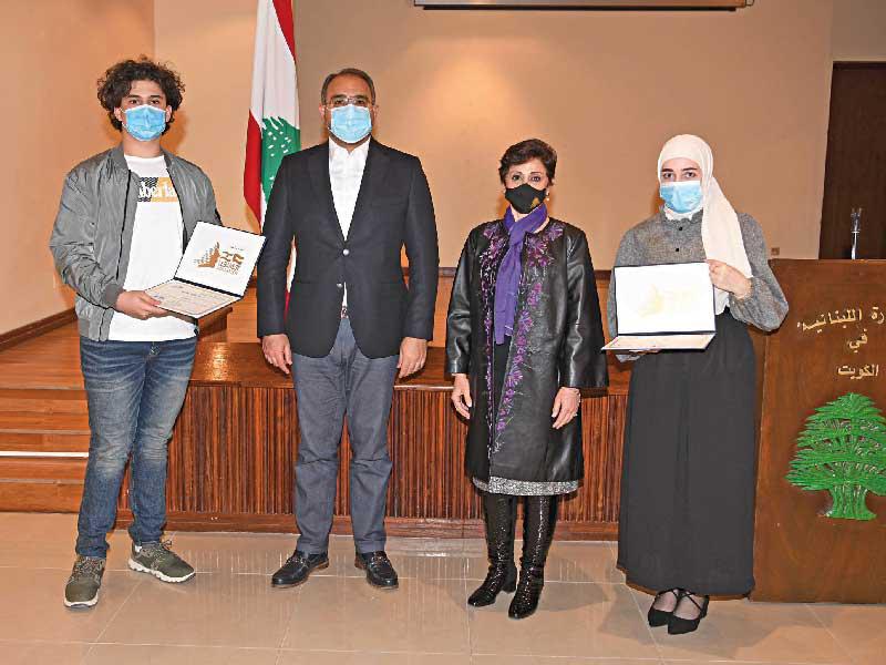 هاشم والرياشي خلال تسليم سمحات والرفاعي جوائز الفوز