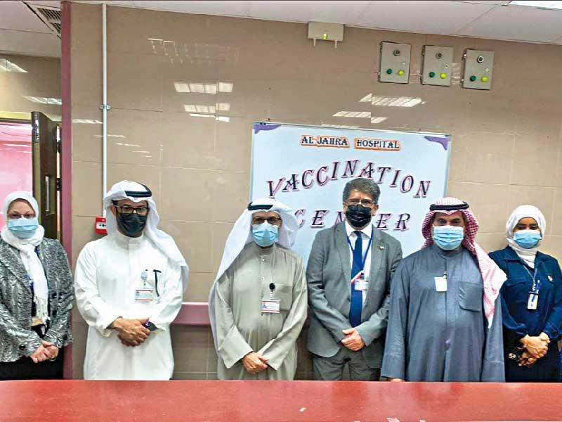 مدير منطقة الجهراء الصحية د. محمد العجمي ومدير مستشفى الجهراء د. علي المطيري خلال تدشين حملة التطعيمات في مستشفى الجهراء