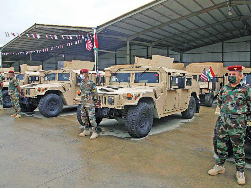 عناصر من البيشمركة الكردية خلال تلقي مساعدات عسكرية أميركية قبل أيام في أربيل (رويترز)