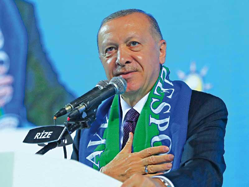 الرئيس التركي رجب طيب إردوغان متحدّثاً أمام أعضاء من حزبه أمس الأول (رويترز)