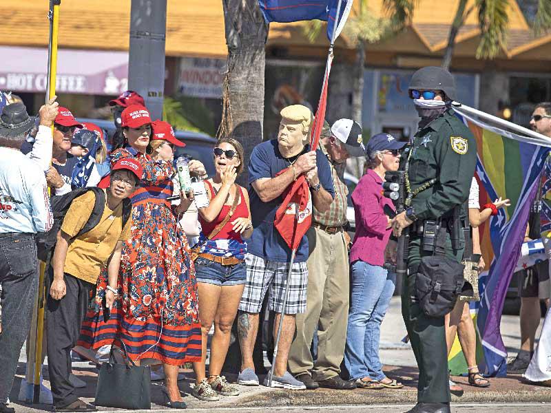 مؤيدون لترامب يتجمعون لتحيته أمام مقر إقامته في مار اي لاغو أمس الأول (أ ف ب)