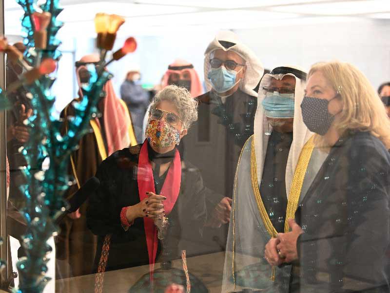 الشيخ علي الجراح والسفيرة الاميركية خلال إزاحة الستار عن تمثال ذكرى التحرير الزجاجي 