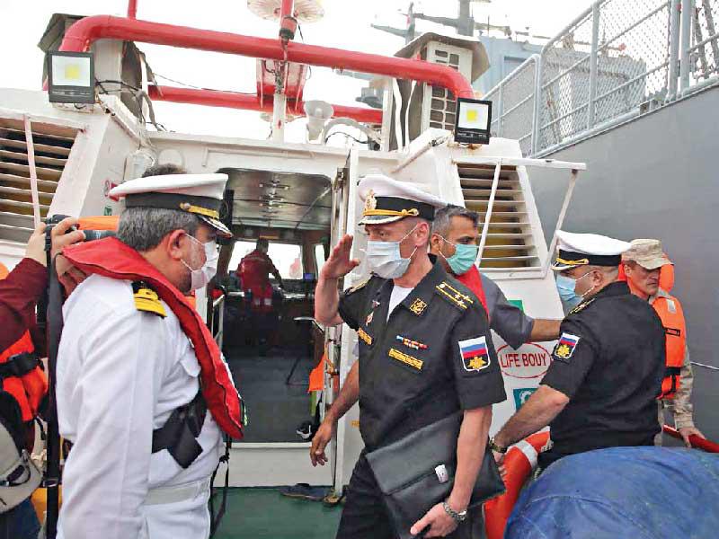 ضباط روس وإيرانيون خلال انطلاق مناورات بحرية مشتركة في بحر العرب أمس (أ ف ب)