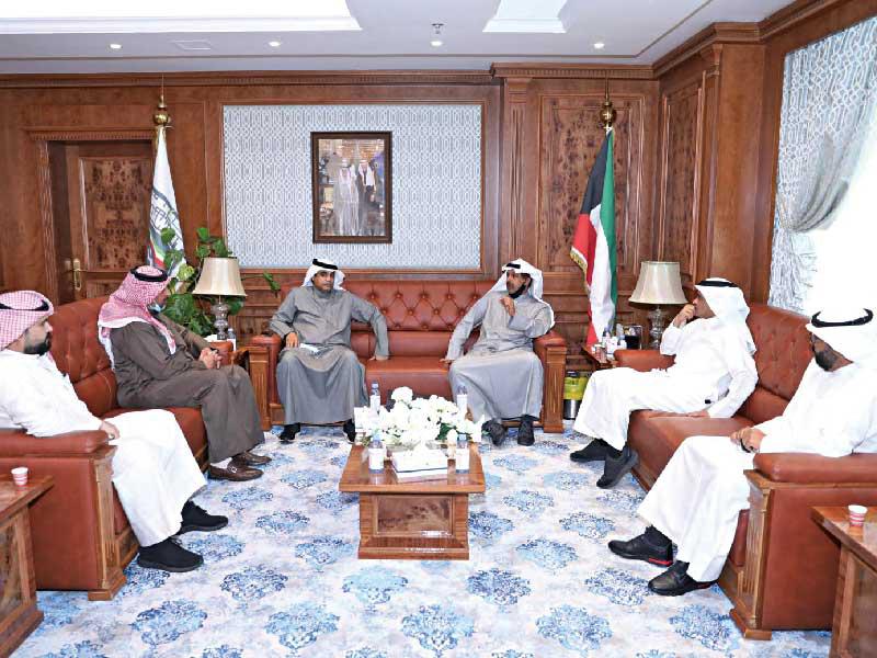 المدير العام للهيئة العامة للرياضة د. حمود فليطح متحدثا مع  نائب رئيس مجلس إدارة اتحاد الكرة القدم أحمد العنزي ونائب رئيس اللجنة سالم الرشيدي