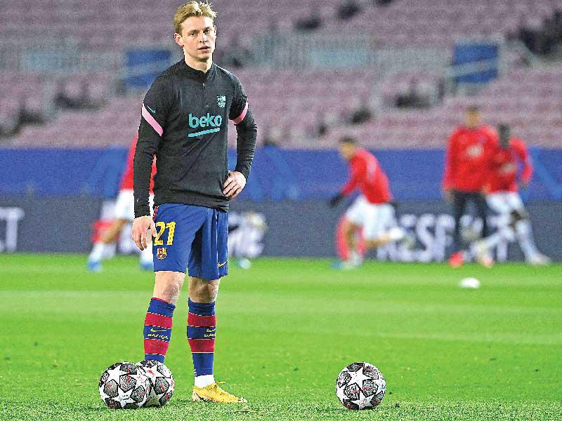  لاعب وسط برشلونة فرينكي دي يونغ