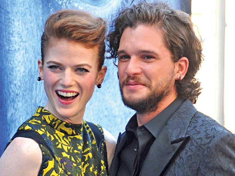 الممثل كيت هارينغتون والممثلة روز ليزلي