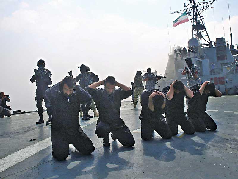 عناصر من القوات المسلحة الروسية والقوات الإيرانية خلال مناورات بالمحيط الهندي أمس  (رويترز)