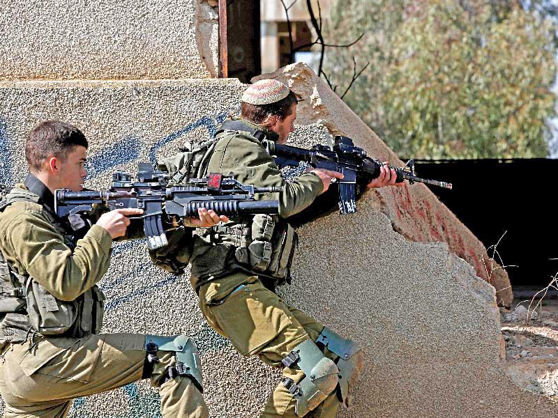 جنديان إسرائيليان خلال تدريبات في الجولان أمس الأول t(أ ف ب)