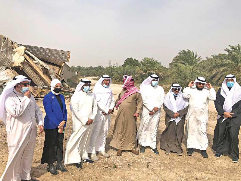 اليوسف وأعضاء البلدي أمام أنقاض مزارع الدواجن 