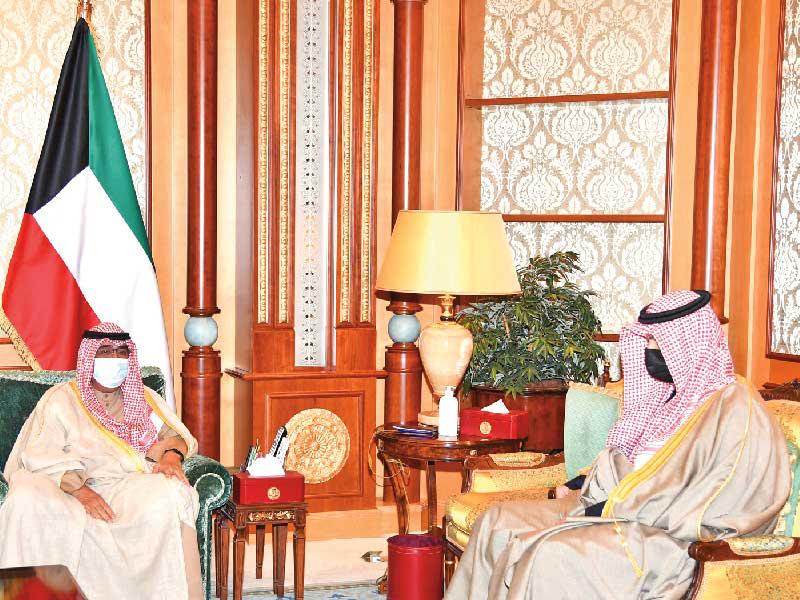 سمو ولي العهد الشيخ مشعل الأحمد مستقبلاً نائب رئيس مجلس الوزراء وزير الدولة لشؤون مجلس الوزراء أنس الصالح أمس