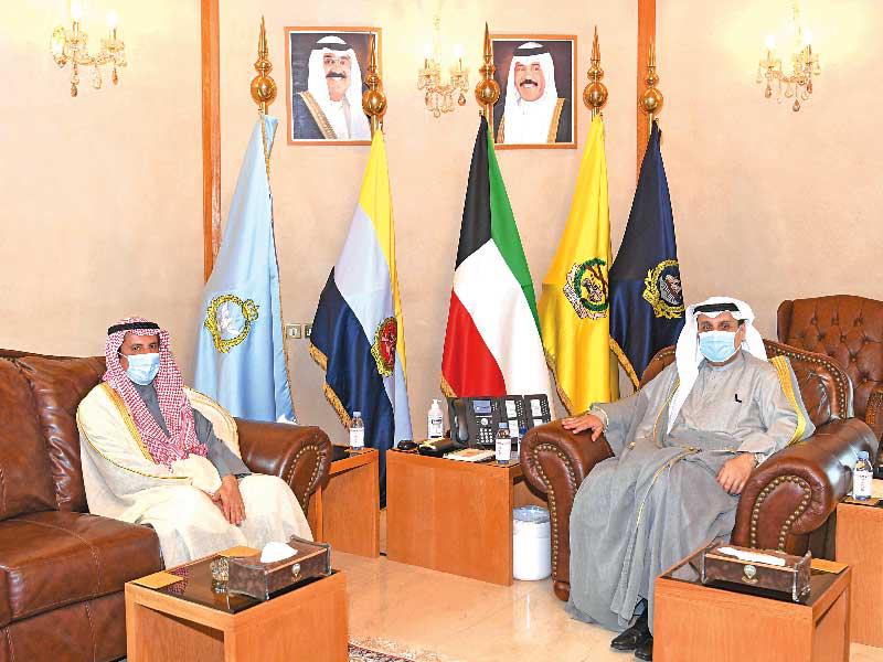 نائب رئيس مجلس الوزراء وزير الدفاع الشيخ حمد الجابر  مستقبلاً سفير الكويت في إيطاليا أمس