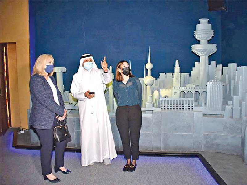 السفيرة الأميركية خلال زيارتها مكتب تكريم الشهداء