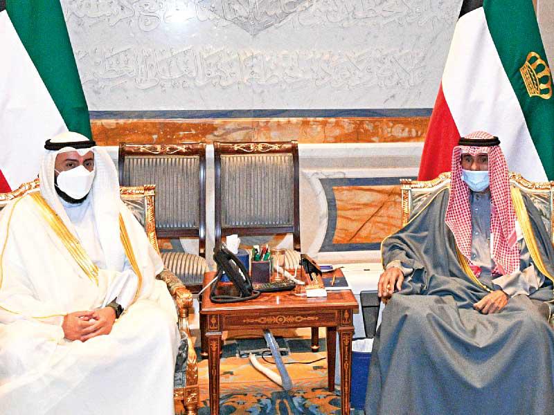 سمو أمير البلاد الشيخ نواف الأحمد مستقبلاً ووزير الصحة الشيخ د. باسل الصباح أمس