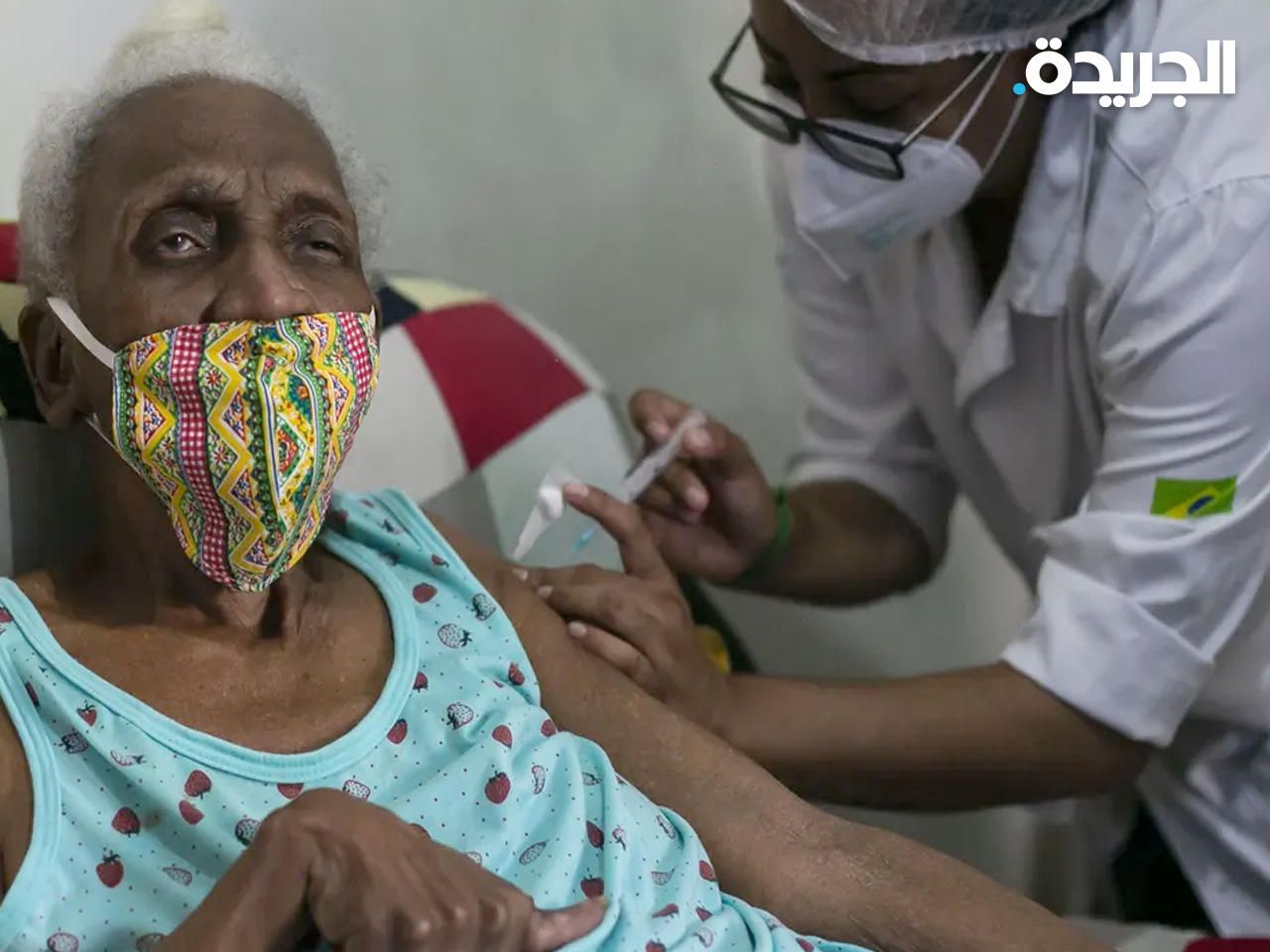 إحدى كبار السن تتلقى لقاح كورونا