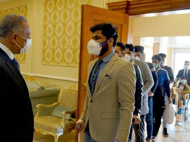 مصطفى الكاظمي مستقبلاً وفداً من جرحى التظاهرات أمس 