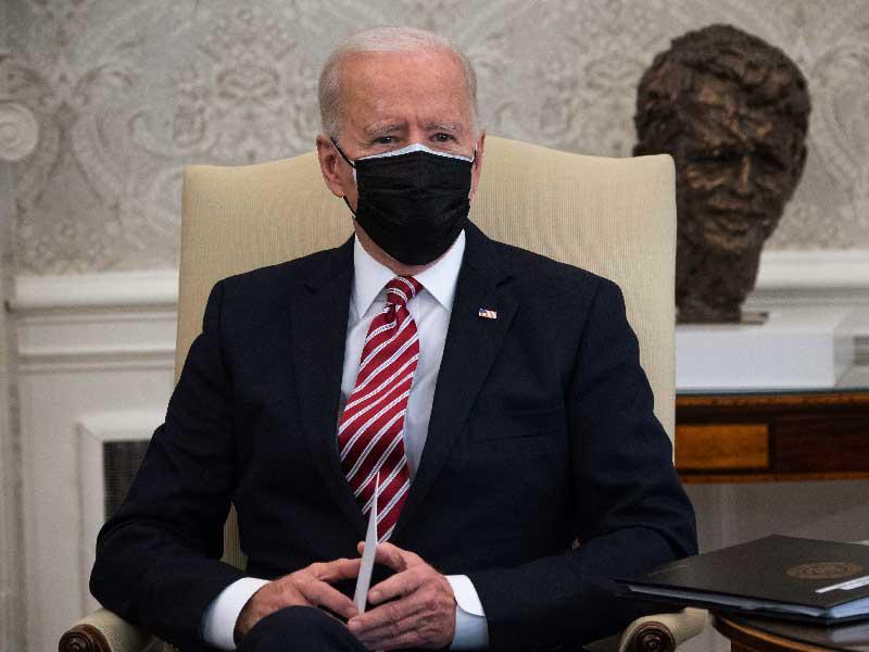 الرئيس الأميركي جو بايدن خلال لقاء مع نقابيين في المكتب البيضاوي أمس الأول  (أ ف ب) 