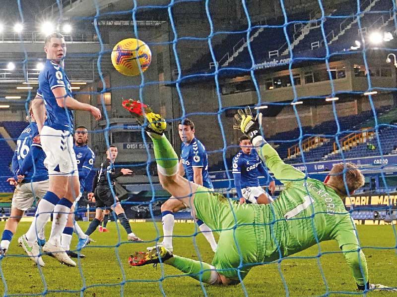 فودين نجم السيتي يحرز هدفاً في مرمى إيفرتون