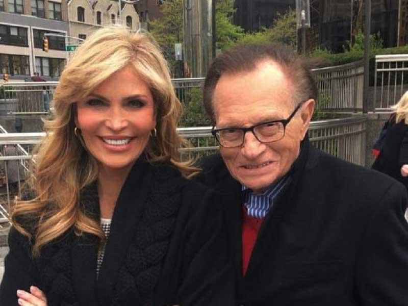 المذيع التلفزيوني الأميركي الراحل لاري كينغ وزوجته