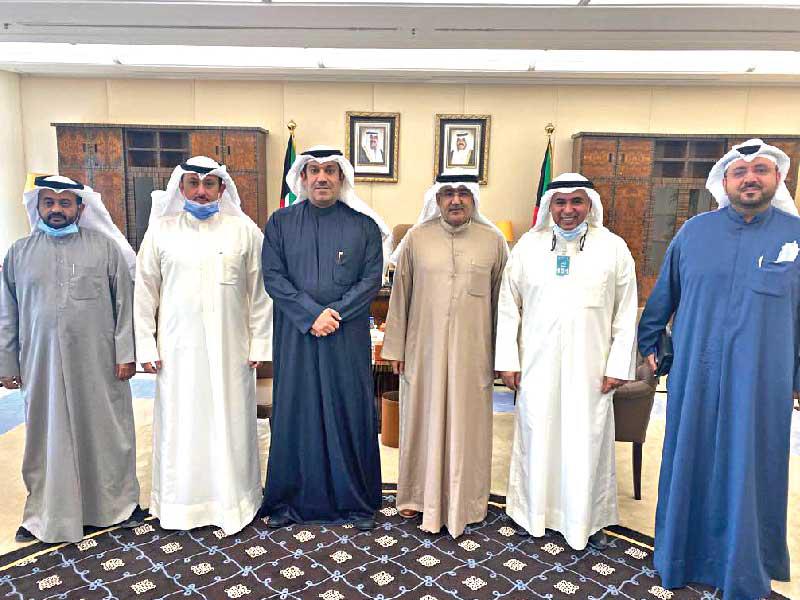 عضو مجلس الأمة أحمد الشحومي متوسطاً أعضاء  كتلة التعليم التطبيقي والتدريب