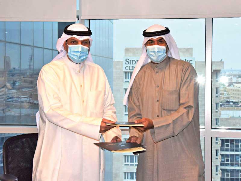 مدير الهيئة بالإنابة، د. مبارك العازمي ومسؤول «المحاسبة» عقب التوقيع