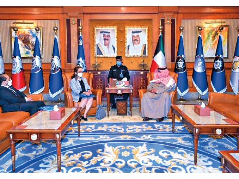  وزير الداخلية الشيخ ثامر مستقبلاً رئيسة بعثة برنامج الأمم المتحدة للمستوطنات البشرية