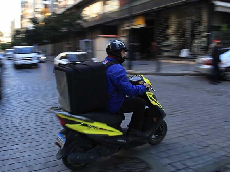 عامل توصيل طلبات