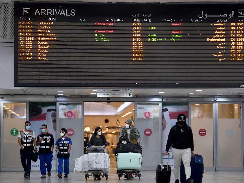 إعادة فتح المطار أمام عودة غير المواطنين إلى البلاد