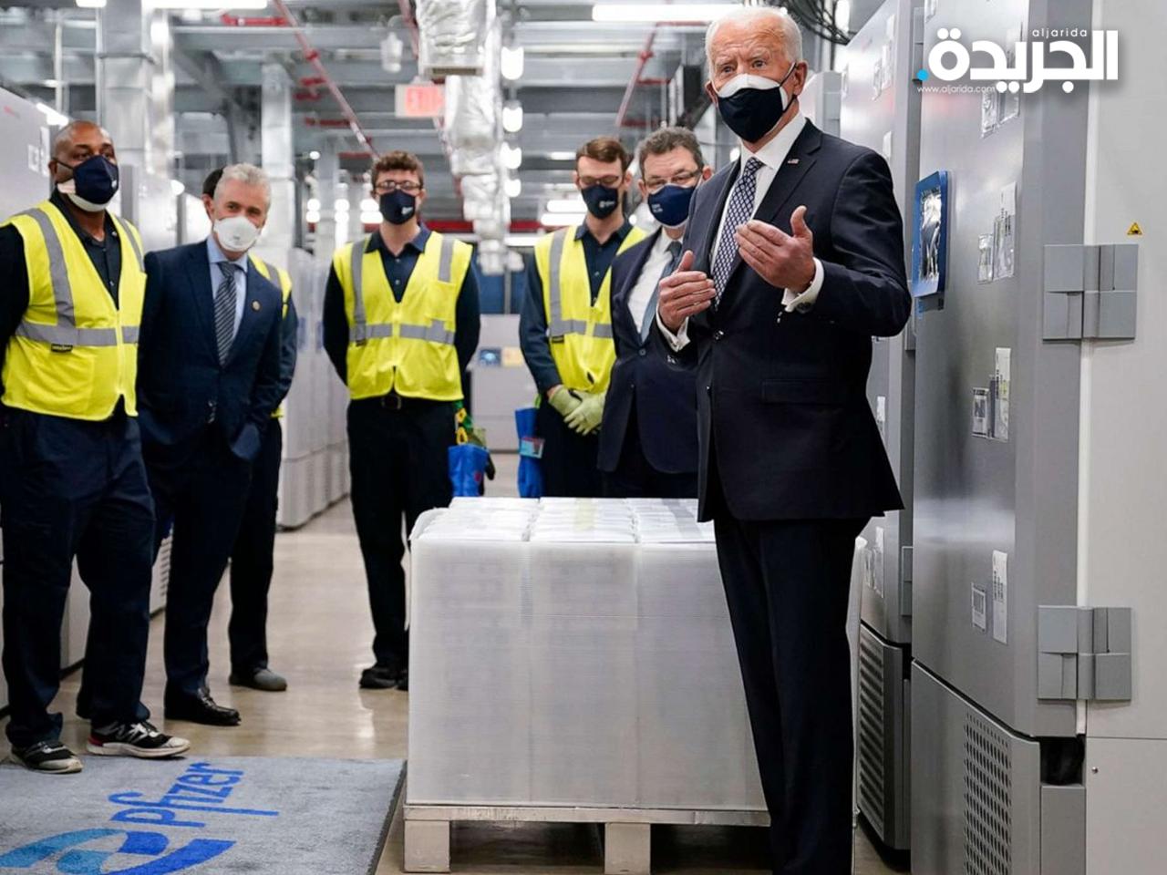 بايدن خلال زيارته لمصنع شركة فايزر