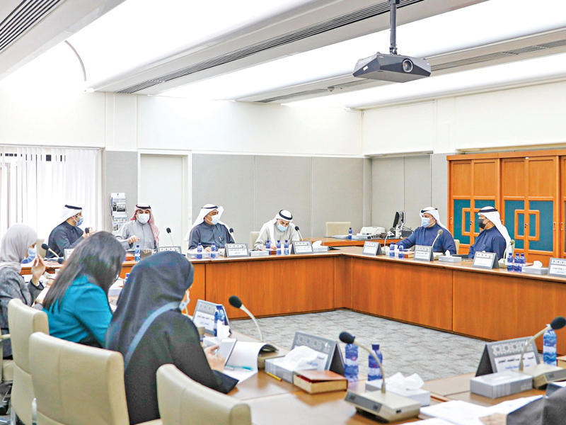  لجنة الشؤون التشريعية والقانونية في اجتماع سابق