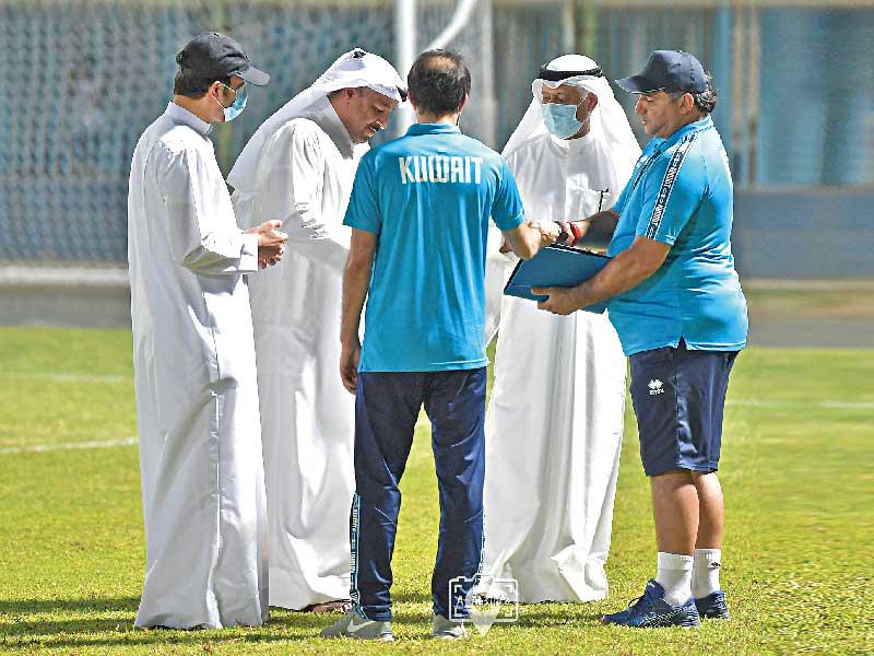 عضو مجلس إدارة الاتحاد الكويتي لكرة القدم خالد الشمري في حديث سابق مع الجهازين الفني والطبي للأزرق
