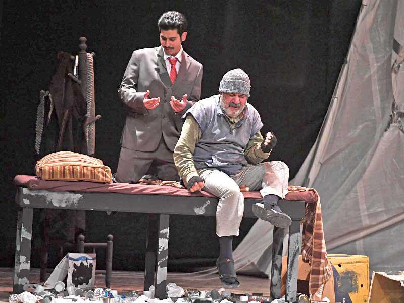 حسن إبراهيم في إحدى مسرحياته 