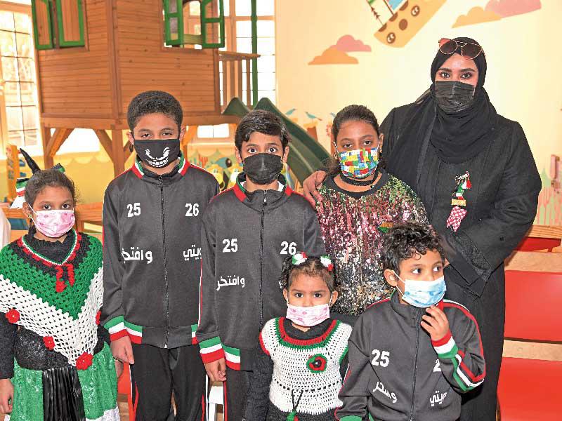 ولية أمر برفقة أبنائها أثناء حضور تجمع «التعليم أولاً» أمس