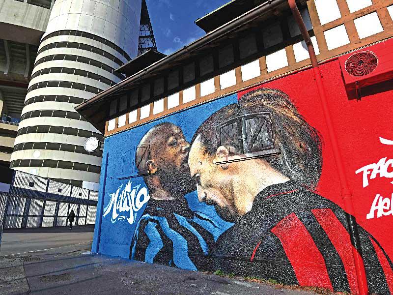 صراع لوكاكو وإبراهيموفيتش متجسداً على رسم على أحد الجدران قرب ملعب «سان سيرو»