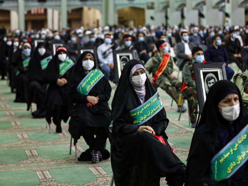 إيرانيات يشاهدن خطاباً لخامنئي عبر الفيديو قبل أيام (أ ف ب)